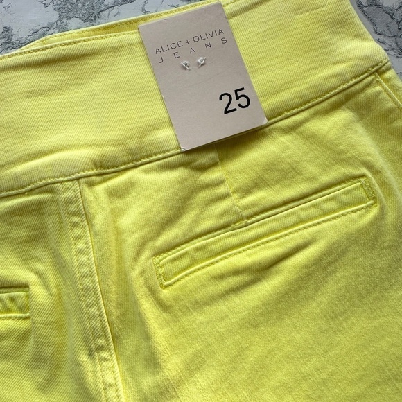 #29 NWT Alice + Olivia Jean Short in Lemon - Picture 5 of 6
